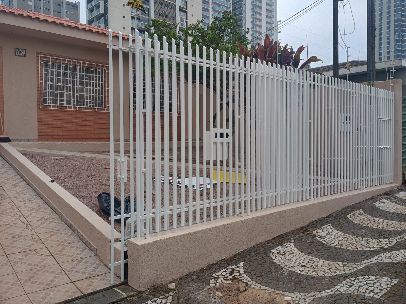 Pintura de grades e muro no bairro Uvaranas