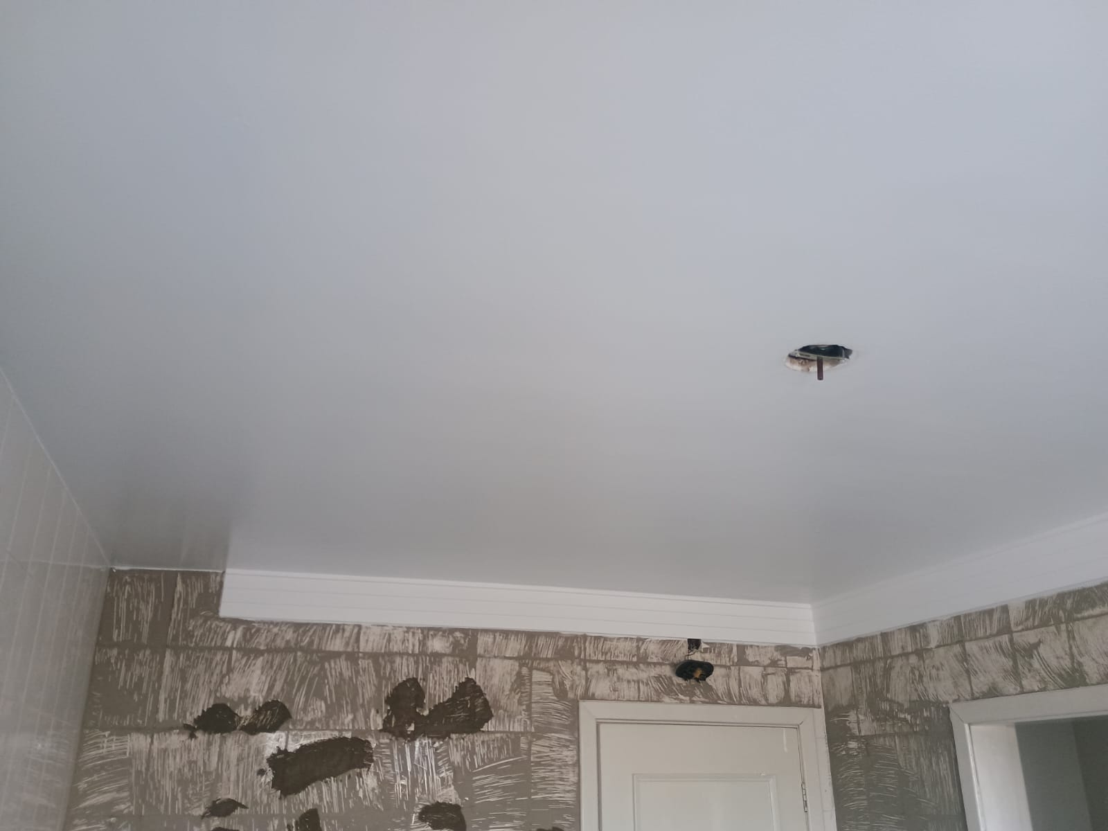 Pintura de teto e sanca com acabamento liso
